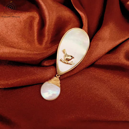 Whisper. Gold Plated Baroque Pearl Brooch - Feliz Pearl 