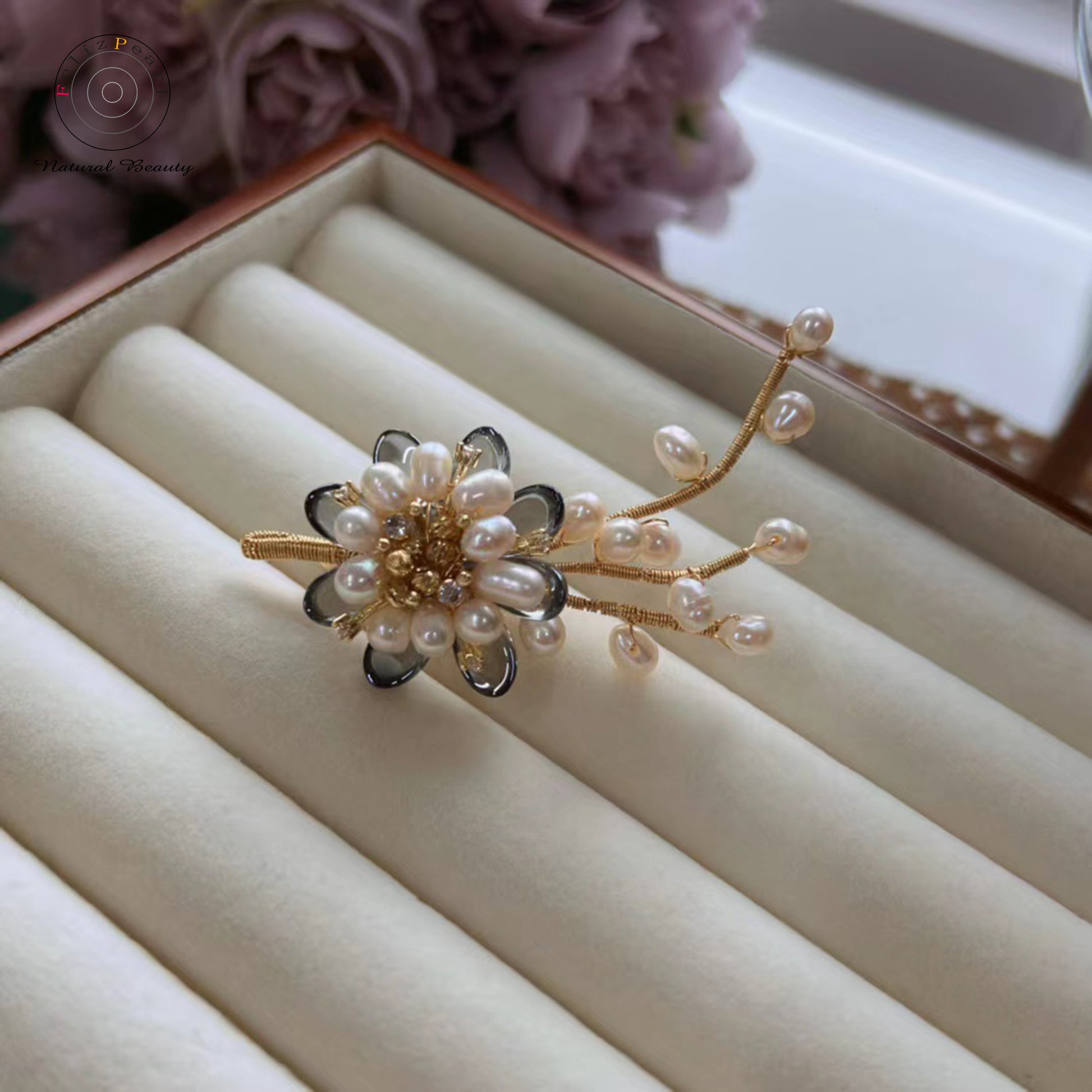 Flower Love. Handmade Pearl Brooch - Feliz Pearl 