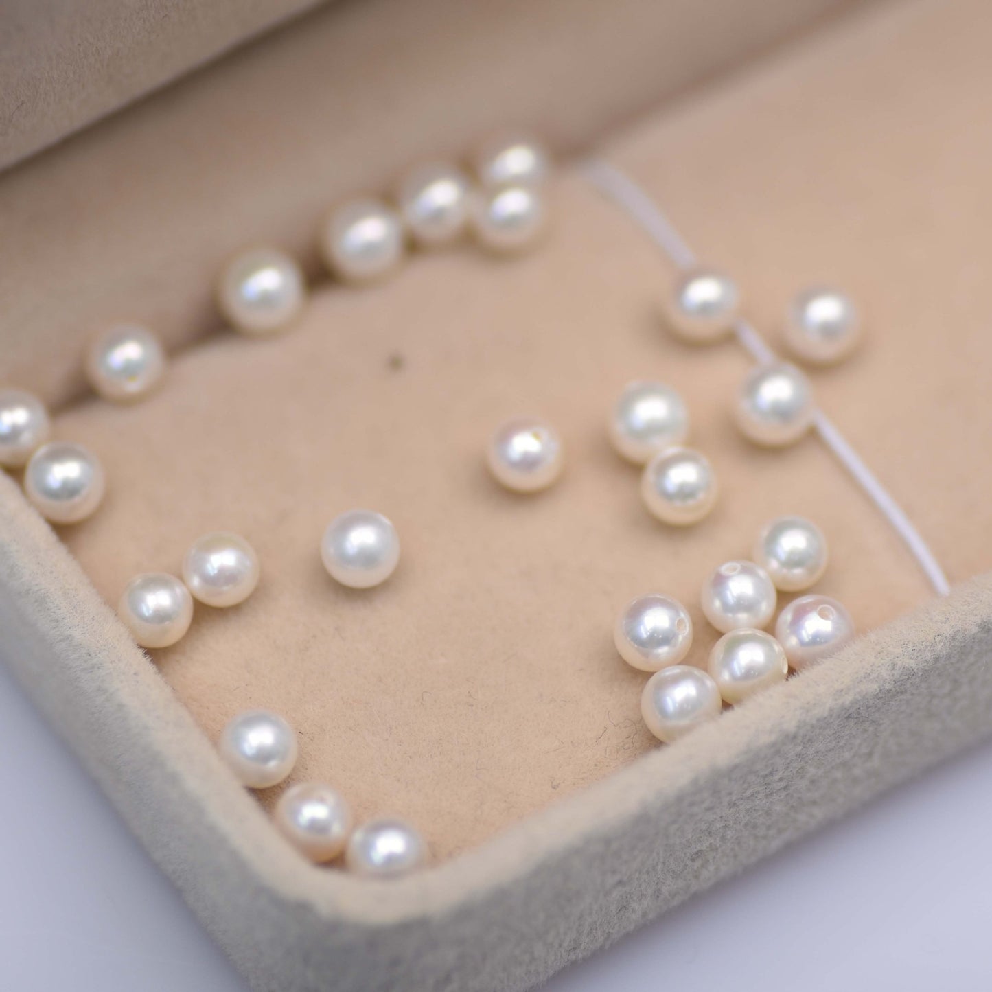 the white loose pearls