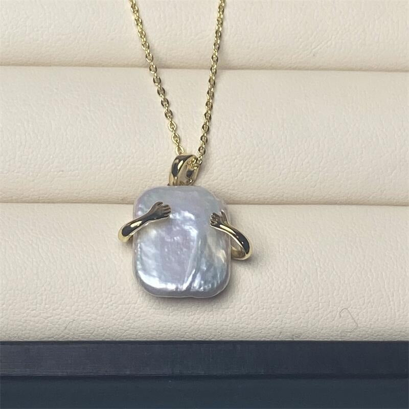 White color baroque pearl pendant