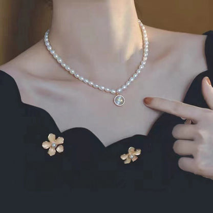 Rice pearl choker